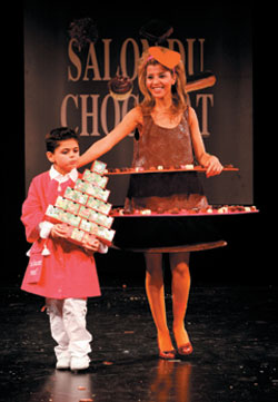 Agatha Ruiz de la Prada s'est associ�e � Leonidas
pour confectionner une robe en chocolat au profit de l'association des Blouses Roses lors du Salon du Chocolat de Paris en 2007
