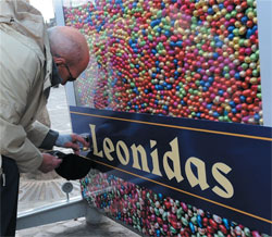 Distributeur chocolats Leonidas propose dans un abribus pour les fêtes de Pâques, en 2010, à Bruxelles