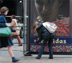 Distributeur chocolats Leonidas propose dans un abribus pour les fêtes de Pâques, en 2010, à Bruxelles
