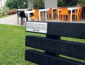 Le premier banc réalisé à partir de stylos Bic recyclés.