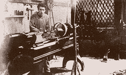 Louis Renault dans son atelier