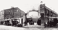 Entr&eacute;e de l'usine de Billancourt (1906)