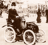 Louis Renault dans sa voiturette